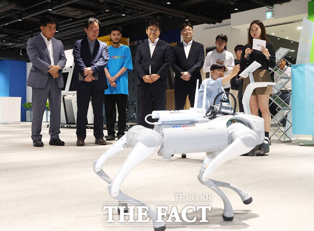 정태호 국정기획위원회 경제1분과장과 위원들이 25일 경기도 성남시 수정구 피지컬 AI 로봇 스타트업 마음AI를 방문해 관계자로부터 다양한 피지컬 로봇 설명을 듣고 있다. /성남=이새롬 기자