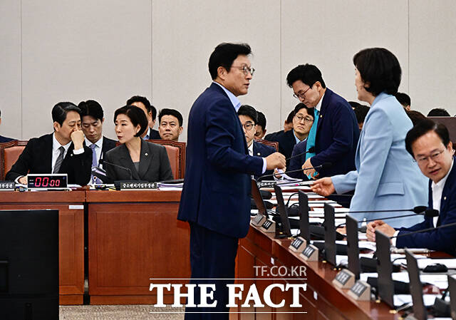 산자위 전체회의 참석해 대화하는 안덕근 산업통상자원부 장관과 오영주 중소벤처기업부 장관.