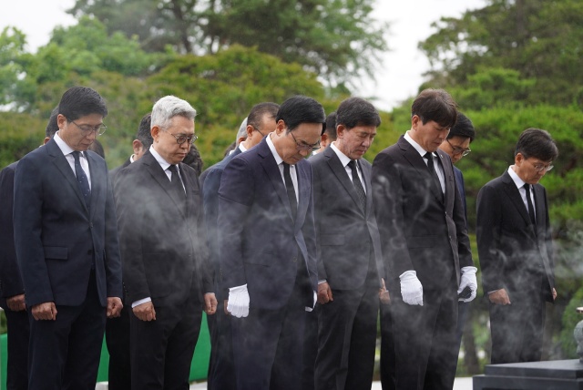 한국전쟁 75주년인 25일 오후 서울 동작구 국립서울현충원에서 참배하는 현대로템 이용배 대표이사와 임직원들. /현대로템