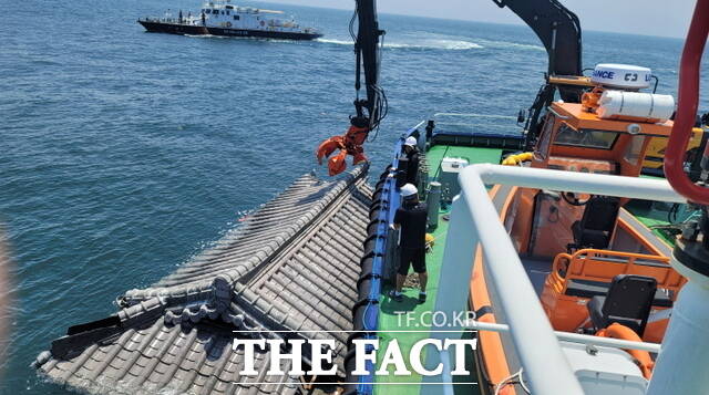 전북도 소속 어장정화선 전북901호가 집중호우로 떠내려온 해양폐기물을 수거하고 있다. /전북도