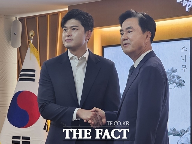 25일 충남도청을 방문한 김용태 국민의힘 비상대책 위원장(왼쪽)과 김태흠 도지사가 악수를 나누고 있다. /이정석 기자