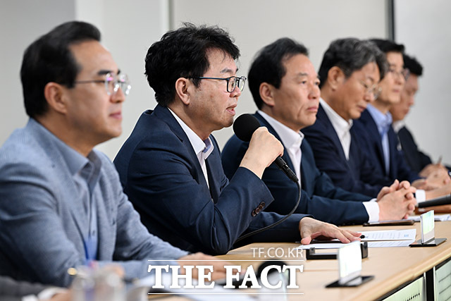 대통령 직속 국정기획위원회가 25일 부동산 대책을 두고 단기적 시장 대응이 아닌 중장기적 주택공급 방안을 논의하겠다고 밝혔다. 이한주 국정기획위원회 위원장(왼쪽 두번째)이 22일 오후 서울 종로구 정부서울청사 창성동 별관에서 열린 기자간담회에서 모두발언을 하고 있다./남용희 기자