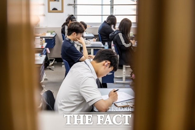 교육부는 25일 내달 7일부터 11월 30일까지 함께학교 누리집에서 진로·학업 설계 집중 상담을 실시한다고 밝혔다. 사진은 서울의 한 고등학교./더팩트 DB