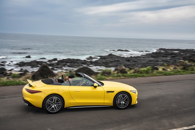 SL 43은 2.0ℓ 4기통 가솔린 터보 엔진에 F1 기술을 접목한 전자식 터보차저(EQ 부스트)가 탑재됐다. 메르세데스-AMG SL 43. /메르세데스-벤츠코리아