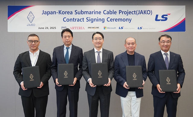 LS전선과 LS마린솔루션은 마이크로소프트(MS), 아마존웹서비스(AWS) 등이 주도하는 한일 해저통신망 구축 프로젝트에 공동 참여한다고 25일 밝혔다. 전날 서울 용산구 LS용산타워에서 진행된 프로젝트 서명식에서 (왼쪽부터)이한욱 AWS APAC 백본 총괄, 다츠야 아베 아르테리아 네트웍스 대표, 한윤재 드림라인 대표, 스탠리 임 마이크로소프트 상무, 주완섭 LS전선 통신·산업솔루션사업본부장(전무)가 기념 촬영을 하고 있다. /LS전선