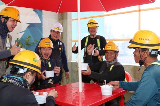 포스코이앤씨가 경영층이 직접 참여하는 특별 안전 점검에 나서고 있다. /포스코이앤씨