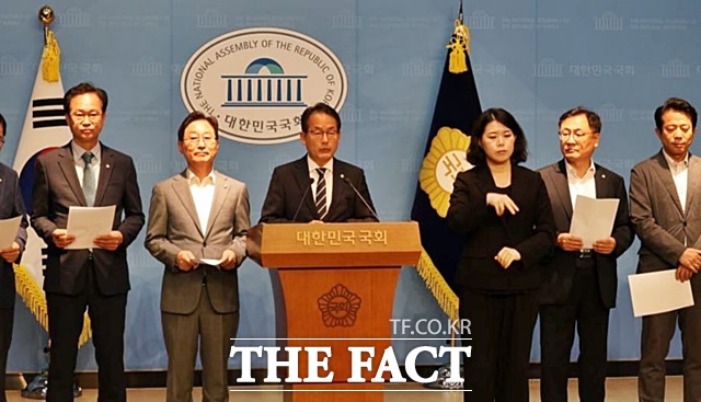 강준현 의원을 비롯한 더불어민주당 의원들이 24일 국회에서 행정수도 건립을 위한 특별조치법률안 발의에 대한 기자회견을 하고 있다. /의원실