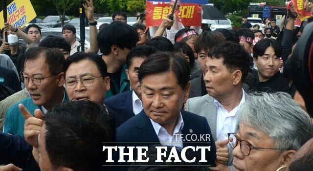 전북 완주군민과의 대화를 위해 완주군청을 찾은 김관영 전북도지사(가운데)가 25일 완주군청에서 대화를 거부하는 완주·전주 통합반대 완주군민대책위원회의 거센 항의에 장내를 빠져나오고 있다. /뉴시스