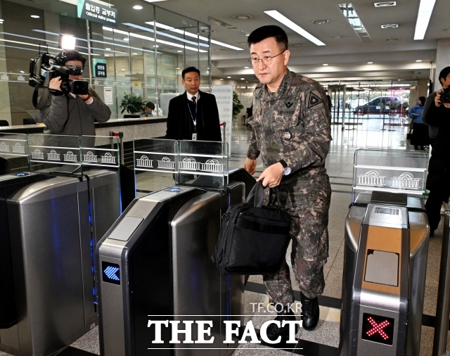 법원의 조건부 보석 결정에 불복한 김용현 전 국방부 장관과 달리 박안수 육군참모총장과 이진우 전 수도방위사령관은 조건을 이행하고 보석 결정에 따르기로 했다. 박 총장이 지난해 12월 서울 여의도 국회에서 열리는 국방위원회 전체회의에 참석하기 위해 보안 검색을 받고 있다.