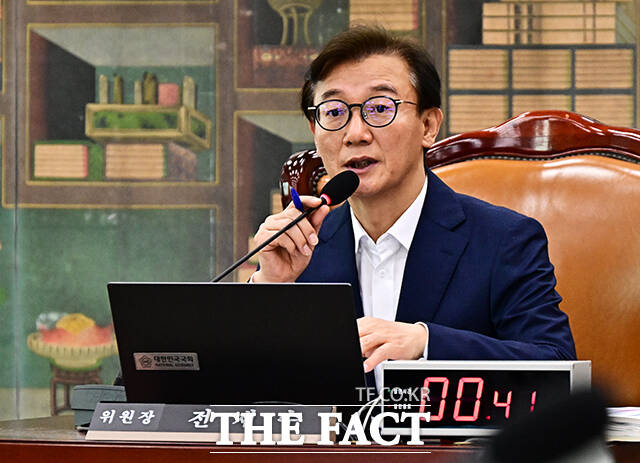 해양수산부 장관 후보자로 지명된 전재수 문체위원장이 25일 오전 서울 여의도 국회에서 열린 문화체육관광위원회 전체회의에 참석해 회의를 주재하고 있다. /국회=배정한 기자