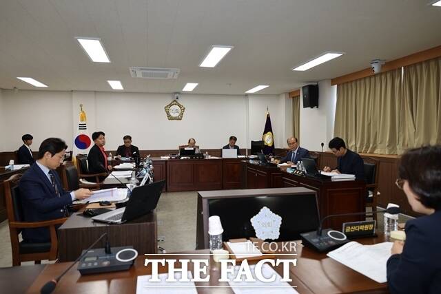 금산군의회 의원들이 금산군청 업무에 대해 행정사무감사를 벌이고 있다. /금산군
