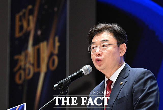 특종에 강한 신개념 대중 종합지 <더팩트>가 주최하는 2025 ESG 경영대상 시상식이 26일 오후 서울 영등포구 여의도 한국거래소(KRX) 컨퍼런스홀에서 열려 김성원 국민의힘 의원이 축사를 하고 있다. /박헌우 기자