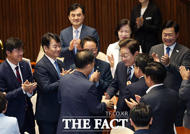 더불어민주당 의원들의 박수 받는 이재명 대통령.