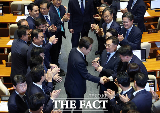더불어민주당 의원들의 박수를 받으며 본회의장 들어서는 이재명 대통령.