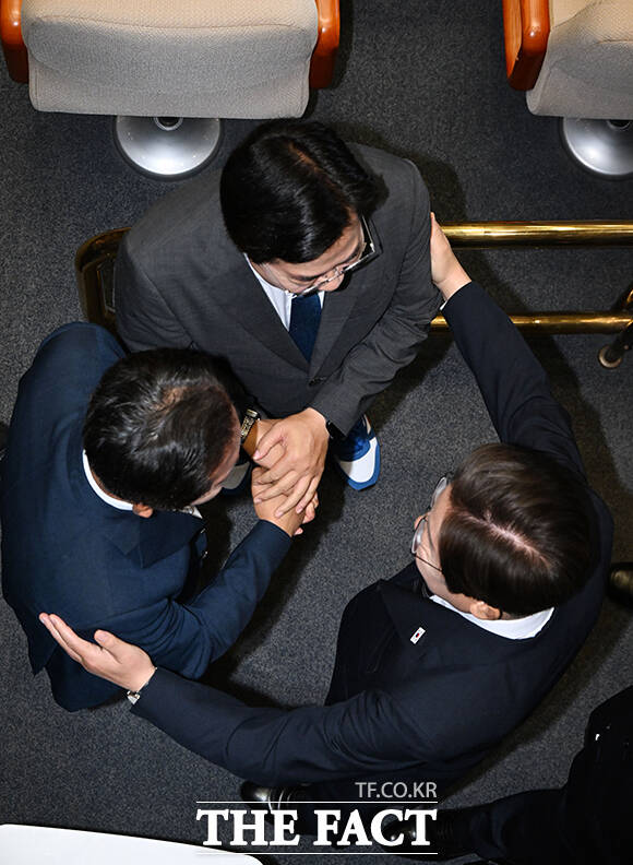 이재명 대통령이 26일 국회에서 추가경정예산 시정연설을 마친 뒤 더불어민주당 당대표에 도전한 박찬대 전 원내대표(가운데)와 정청래(왼쪽)을 격려하고 있다. /국회사진기자단