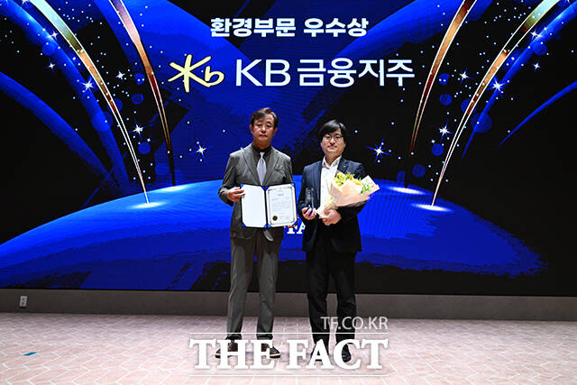 2025 ESG 경영대상 시상식이 26일 오후 서울 영등포구 여의도 한국거래소(KRX) 컨퍼런스홀에서 열린 가운데, KB 금융지주가 환경부문 우수상을 수상했다. 정재웅 더팩트 편집국장(왼쪽)이 김재규 팀장에게 상패를 수여한 뒤 기념 촬영을 하고 있다. /장윤석 기자