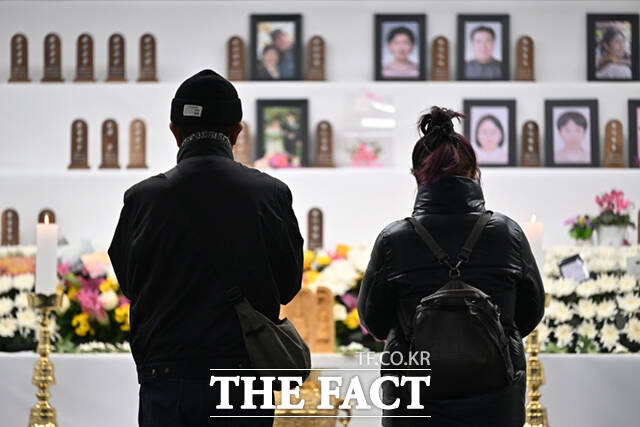 전남 무안공항에서 발생한 제주항공 여객기 참사 유가족들이 다음 달부터 대통령실 앞에서 1인 시위를 벌인다. 이들은 희생자 179명을 추모하기 위해 179일간 거리에 나설 계획이다. 사진은 지난 2월15일 제주항공 참사 희생자 49재 합동위령제에 참석한 유족들이 합동분향소를 찾아 추모하고 있는 모습. /이새롬 기자