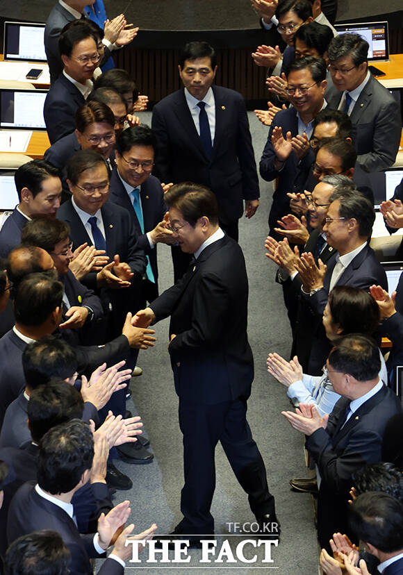 대통령 신분으로 처음 입장하는 본회의장.