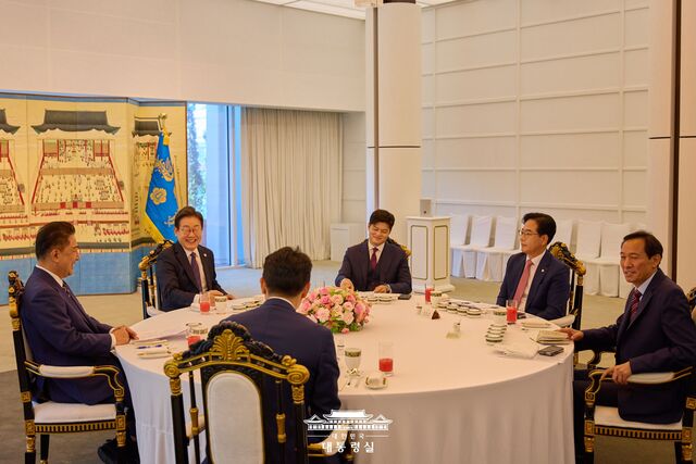 이재명 대통령은 26일 오전 국회 본회의장에서 첫 시정연설을 통해 경제와 민생을 살리는 데 여야가 따로 있을 수 없다며 이번 추가경정예산안은 경제위기 가뭄 해소를 위한 마중물이자 경제 회복을 위한 최소한의 조치라고 강조했다. /대통령실