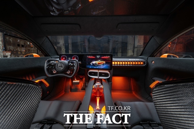실내는 레이싱카와 같이 대부분 블랙 톤으로 마감됐고, 실버와 오렌지 컬러 포인트가 대비를 이룬다. /메르세데스-벤츠코리아