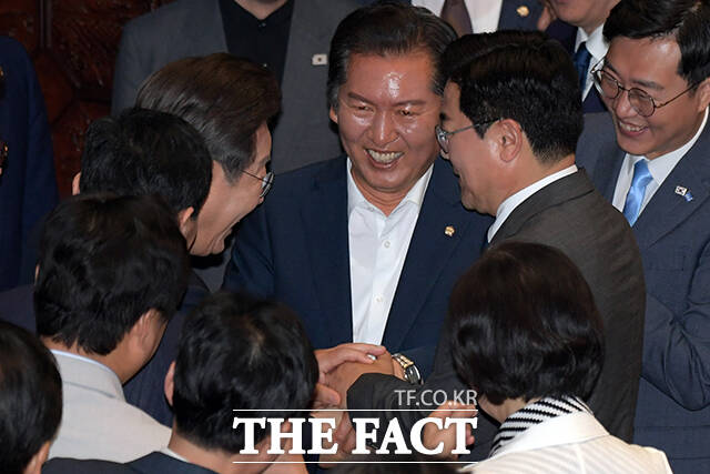 박찬대 전 원내대표와 정청래 의원 손 잡고 격려하는 이재명 대통령.