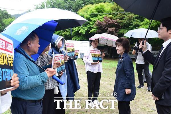 박선영 진실화해를위한과거사정리위원회 위원장이 25일 산내 골령골을 방문하자 학살 피해 유가족들과 활동가들이 박 위원장을 향해 항의하고 있는 모습./대전산내골령골대책회의