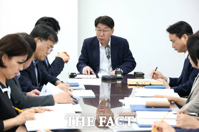 26일 우범기 전북 전주시장이 시청사 회의실에서 실·국장들과 함께 ‘대통령 전주 지역공약 대응 보고회’를 주재하고 있다. /전주시