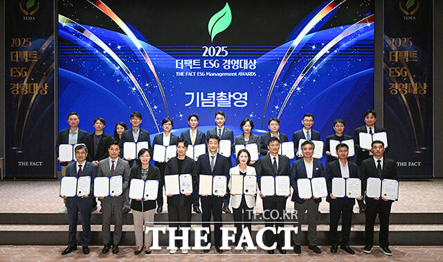 특종에 강한 신개념 대중 종합지 <더팩트>가 주최하는 2025 ESG 경영대상 시상식이 26일 오후 서울 영등포구 여의도 한국거래소(KRX) 컨퍼런스홀에서 열린 가운데 수상자들이 기념촬영을 하고 있다. /박헌우 기자