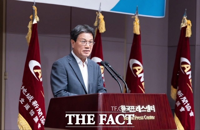 김돈곤 청양군수가 지난 24일 서울 한국프레스센터에서 열린 제22회 지역신문의 날 기념식에서 행정대상을 수상하고 소감을 밝히고 있다. /김돈곤SNS