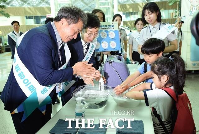 26일 인천공항 제2여객터미널에서 진행된 여름 휴가철 맞이 대국민 안전여행 캠페인에서 이학재 공사 사장(사진 맨 왼쪽)과 국립인천공항검역소 윤현덕 소장(사진 왼쪽에서 두 번째)이 어린이 여객들에게 올바른 손 씻기 요령을 안내하고 있다. /인천공항공사