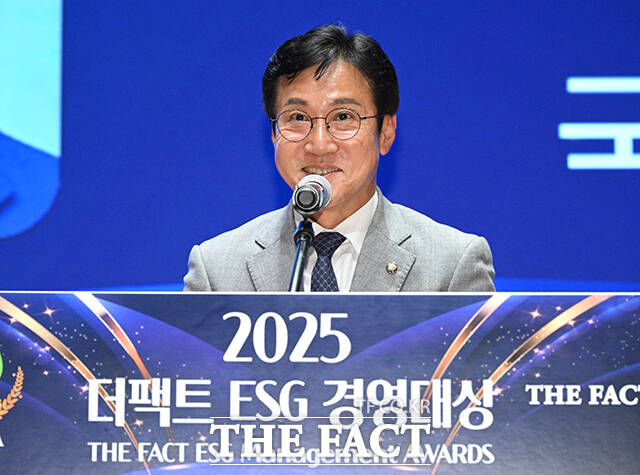 특종에 강한 신개념 대중 종합지 <더팩트>가 주최하는 2025 ESG 경영대상 시상식이 26일 오후 서울 영등포구 여의도 한국거래소(KRX) 컨퍼런스홀에서 열려 신영대 더불어민주당 의원이 축사를 하고 있다. /박헌우 기자