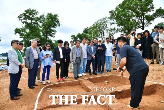 26일 경기 김포시 대곶면 신안리에서 진행된 김포 신안리 유적 5차 발굴조사 현장 공개 행사를 찾은 전문가들과 시민들이 신석기시대 수혈주거지에 대한 설명을 듣고 있다./김포시