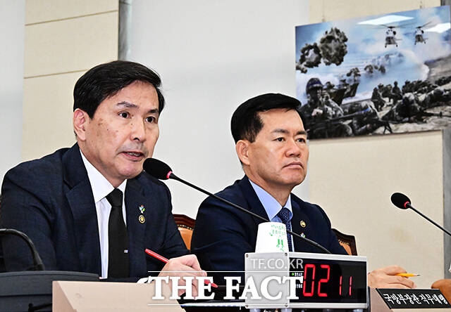 질의에 답변하는 김선호 국방부 장관 직무대행(왼쪽).