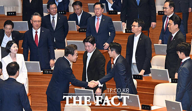 박준태 국민의힘 의원과 인사하는 이재명 대통령.