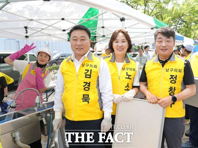 광주 남구의회 의원들이 사랑의 밥차 배식 봉사활동을 펼치고 있다./광주 남구의회