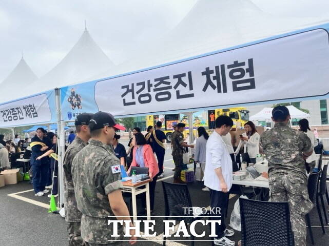 논산시가 25일 호국보훈의 달을 맞아 육군훈련소 일원에서 군 장병과 군인 가족, 시민을 대상으로 건강 캠페인을 전개하고 있다. /논산시