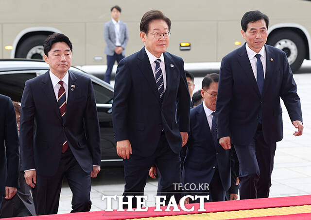 시정연설을 하기 위해 국회로 입장하는 이재명 대통령.