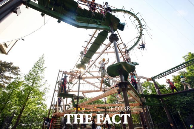 의왕 왕송호수 어드벤처 시설 이용 모습 /의왕도시공사