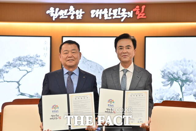 김태흠 충남도지사(오른쪽)와 윤석대 한국수자원공사장이 26일 도청 접견실에서 충남 워케이션 활성화를 위한 업무협약을 체결하고 있다. /충남도