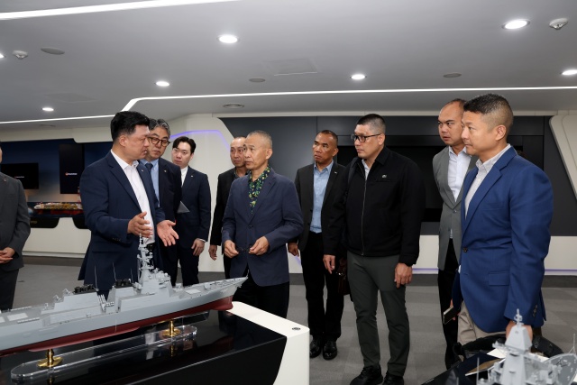 지난 25일 한화오션 거제사업장을 방문한 태국 해군 대표단이 한화오션 특수선사업부 관계자의 설명을 듣고 있다. /한화오션