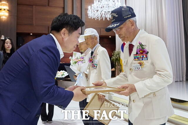 아산시는 25일 아산터미널웨딩홀에서 그들이 지켜낸 어제, 우리가 피워낼 내일을 주제로 6·25전쟁 제75주년 행사를 개최했다./아산시