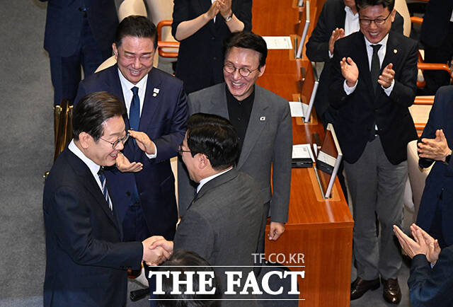 본회의장 들어서며 박찬대 전 더불어민주당 원내대표와 인사하는 이재명 대통령.