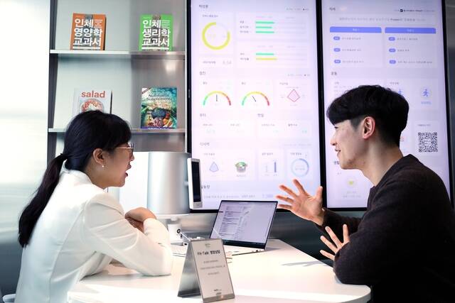 삼성웰스토리 영양코칭 전문가에게 임직원이 영양상담을 받고 있다. /삼성웰스토리