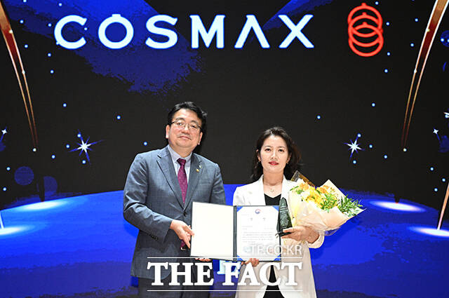 특종에 강한 신개념 대중 종합지 <더팩트>가 주최하는 2025 ESG 경영대상 시상식이 26일 오후 서울 영등포구 여의도 한국거래소(KRX) 컨퍼런스홀에서 열려 최남호 산업통상자원부 2차관(왼쪽)이 성유진 코스맥스 상무에게 시상 후 기념촬영을 하고 있다. /박헌우 기자