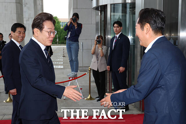 국회로 들어서는 이재명 대통령과 인사하는 정청래 더불어민주당 의원.