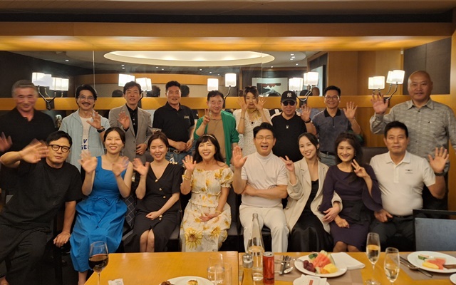 한김회는 2013년 무렵 배우 정준호가 이태원에서 고깃집 우사부일체를 개업하면서 자연스럽게 시작됐다. 이후 3개월에 한번씩 누구나 참여할 수 있는 자발적 모임으로 13년째 이어지고 있다. /한김회