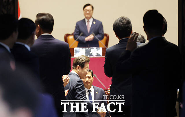 이재명 대통령이 26일 오전 서울 여의도 국회에서 추가경정예산(추경)안 시정연설을 앞두고 더불어민주당 의원들의 환대를 받으며 본회의장으로 입장하고 있다. /국회사진기자단