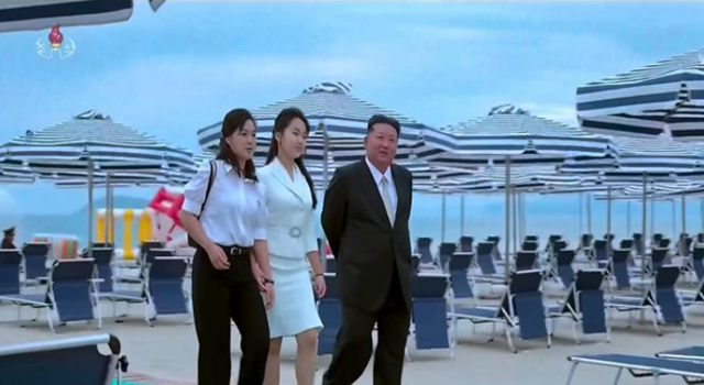 북한은 김정은 국무위원장이 지난 24일 원산갈마해안관광지구 준공식에 참석했다고 26일 밝혔다. 김 위원장의 딸 김주애와 부인 리설주가 동행했다. 리설주는 1년 6개월 만에 공개 일정을 소화했는데 이탈리아 명품 구찌 제품으로 보이는 가방을 메고 있었다. /뉴시스.조선중앙TV 갈무리