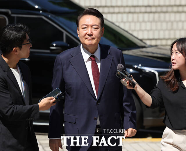 윤석열 전 대통령이 23일 오전 서울 서초구 서울중앙지방법원에서 내란 우두머리 혐의 사건 8차 공판에 출석하고 있다. /사진공동취재단