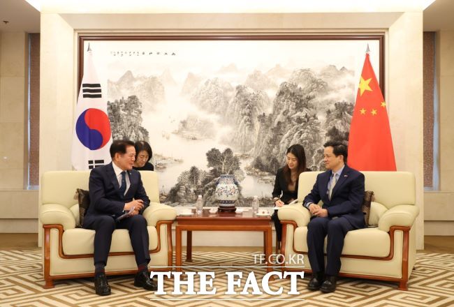 최대호 안양시장(왼쪽)이 25일 주한중국대사관에서 다이빙 주한중국대사와 간담회를 갖고 있다./안양시